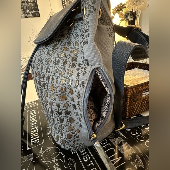 NWOT Karla Hanson RFID Travel Backpack - Picture 4 of 8